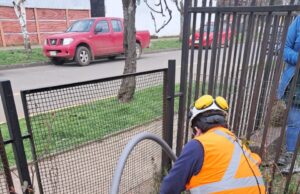 Trabajadores de Aguas Araucanía instalan protecciones en medidores de establecimientos de Integra en la región