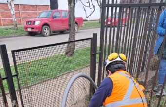 Trabajadores de Aguas Araucanía instalan protecciones en medidores de establecimientos de Integra en la región