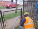 Trabajadores de Aguas Araucanía instalan protecciones en medidores de establecimientos de Integra en la región