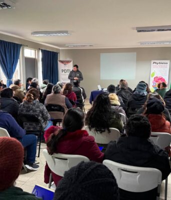 Productores de Pitrufquén fortalecen sus conocimientos en el cultivo de frutales menores