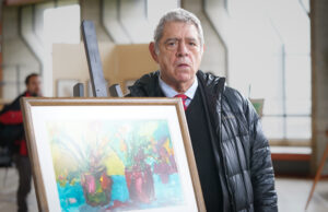 Exposición de acuarelas reúne la obra del artista Carlos Browne en el Teatro Municipal de Temuco