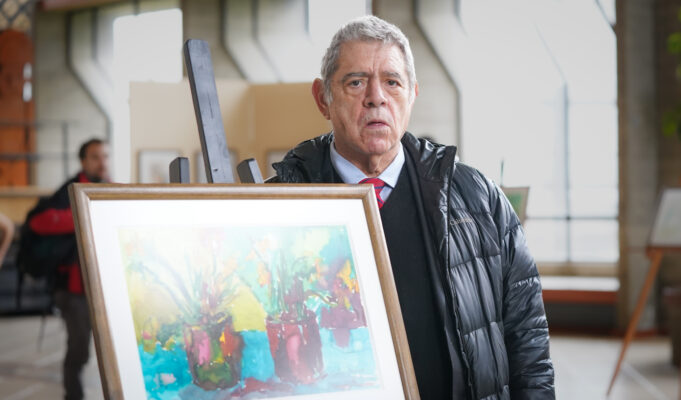 Exposición de acuarelas reúne la obra del artista Carlos Browne en el Teatro Municipal de Temuco