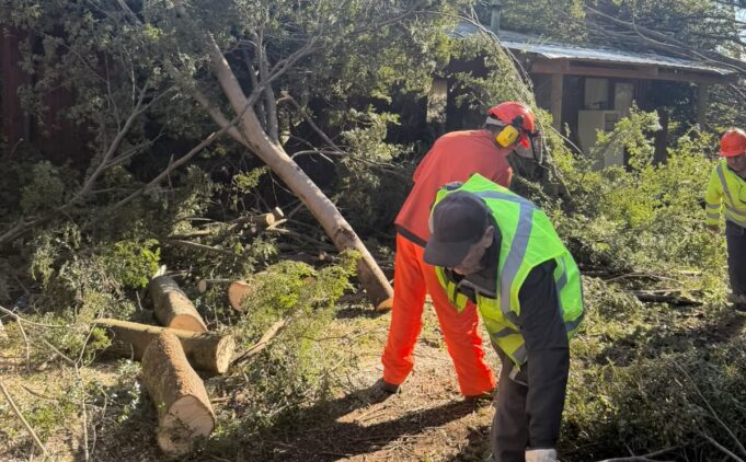 Los estragos del viento aún se sienten en Pucón: escuelas siguen en reparación y clases volverán el martes