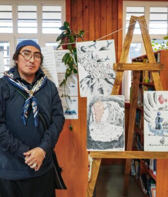 El arte de mirar con el corazón: Samuel Millafil, joven mapuche de Pitrufquén que transforma historias en poesía y dibujos