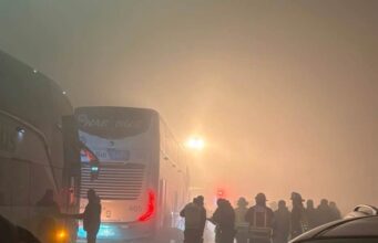 Colisión múltiple con dos buses y un camión deja varios lesionados en Pitrufquén