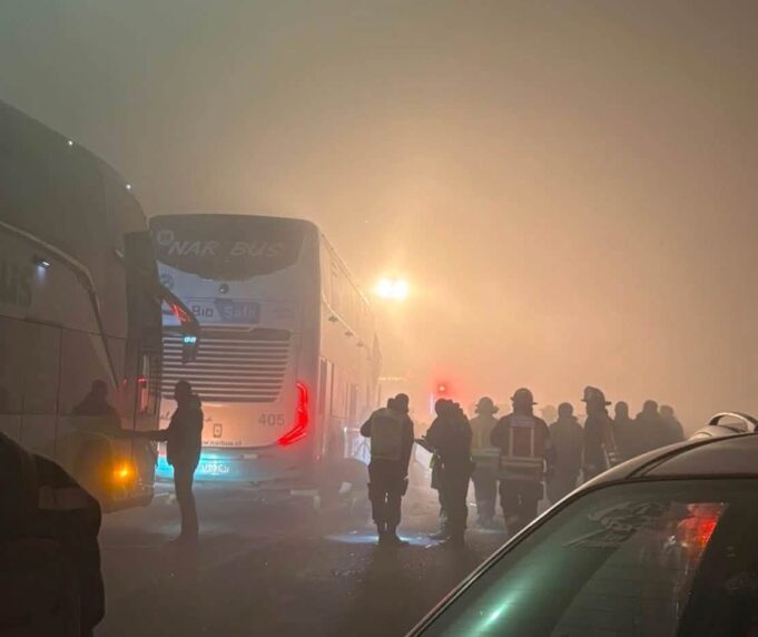 Colisión múltiple con dos buses y un camión deja varios lesionados en Pitrufquén