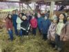 Personas mayores de Freire participan en talleres de terapia asistida por animales para fortalecer su bienestar