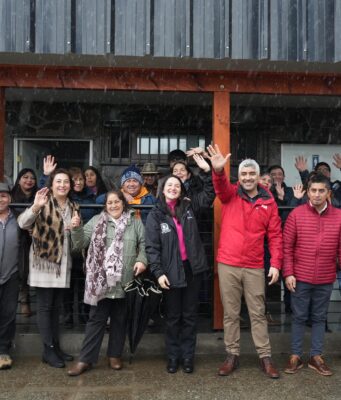 Autoridades y dirigentes sociales inspeccionan nuevas obras de servicios higiénicos y mobiliario urbano en plaza de Cholchol