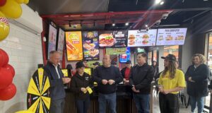 Temuquense abre nuevo local Doggis y Juan Maestro: regaló 200 hot dogs y sándwiches de bienvenida