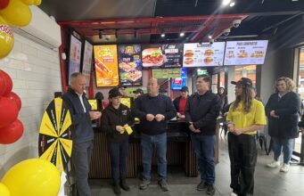 Temuquense abre nuevo local Doggis y Juan Maestro: regaló 200 hot dogs y sándwiches de bienvenida