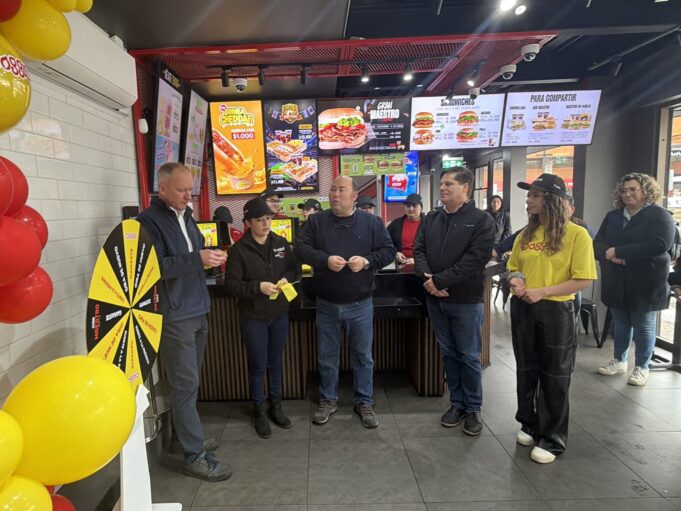 Temuquense abre nuevo local Doggis y Juan Maestro: regaló 200 hot dogs y sándwiches de bienvenida
