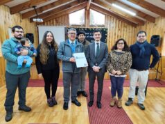 Iglesia de Pitrufquén recibe documentos que acreditan la propiedad del terreno donde realiza sus cultos