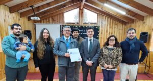Iglesia de Pitrufquén recibe documentos que acreditan la propiedad del terreno donde realiza sus cultos