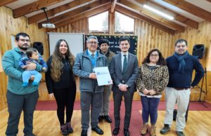 Iglesia de Pitrufquén recibe documentos que acreditan la propiedad del terreno donde realiza sus cultos