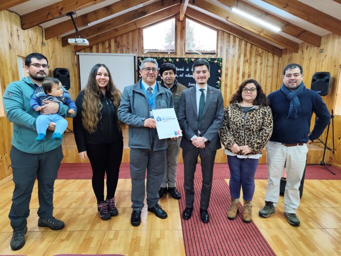 Iglesia de Pitrufquén recibe documentos que acreditan la propiedad del terreno donde realiza sus cultos