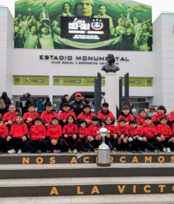 Alumnos de la escuela oficial de Colo Colo en Pitrufquén celebraron su aniversario con inolvidable gira al estadio monumental