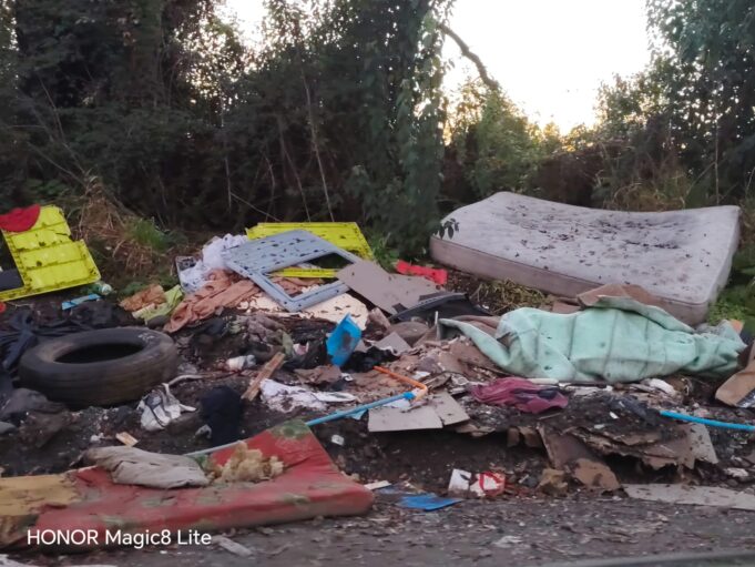 «Cada vez hay más basura»: vecinos alertan por proliferación de microbasurales en sector rural de Padre Las Casas