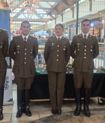 La escuela de oficiales de carabineros realiza campaña de difusión en La Araucanía para invitar a nuevos postulantes