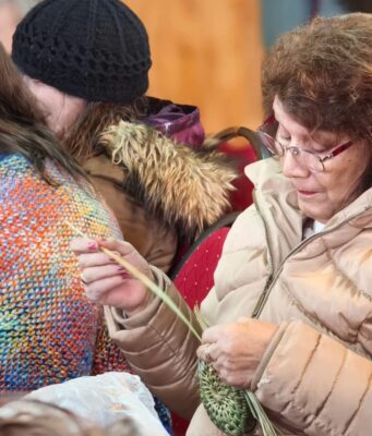 Municipalidad de Pitrufquén fortalece taller de Artesanía con entrega de materiales