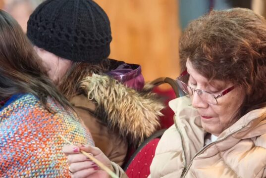 Municipalidad de Pitrufquén fortalece taller de Artesanía con entrega de materiales