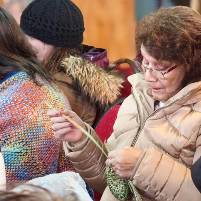 Municipalidad de Pitrufquén fortalece taller de Artesanía con entrega de materiales