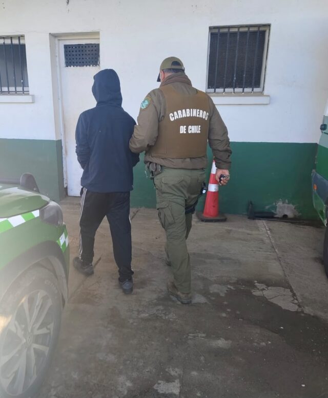 Carabineros de la Tenencia Gorbea detiene a hombre con orden vigente por estafa