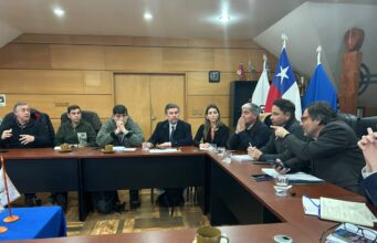 Autoridades de Gobierno, municipio y gremios del turismo trazan en Pucón una hoja de ruta tras las últimas emergencias