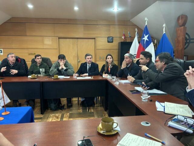 Autoridades de Gobierno, municipio y gremios del turismo trazan en Pucón una hoja de ruta tras las últimas emergencias