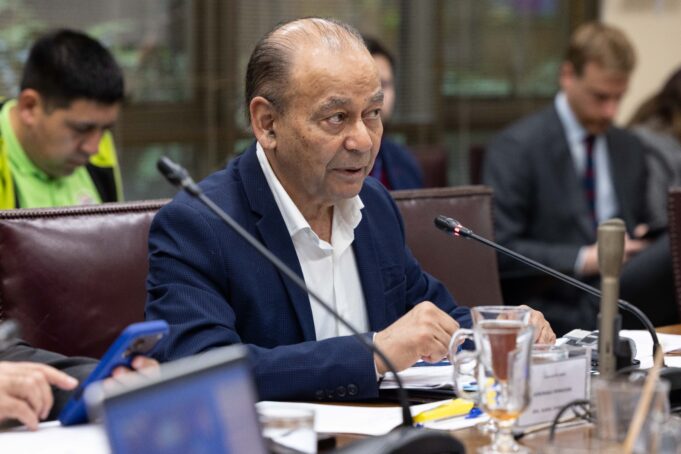 Senador Celis defiende Ley de endometriosis y pide al gobierno reincorporarla a agenda sobre fertilidad