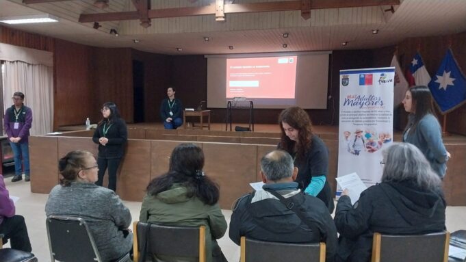 Líderes de organizaciones de personas mayores participaron en jornada de capacitación sobre programas de atención en Freire