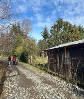 Trabajo conjunto entre el municipio de Villarrica y vecinos permite mantener la conectividad provisoria en Loncotraro