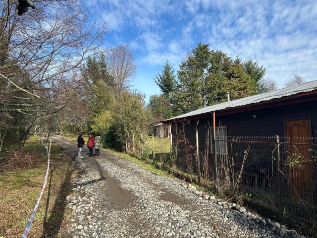 Trabajo conjunto entre el municipio de Villarrica y vecinos permite mantener la conectividad provisoria en Loncotraro