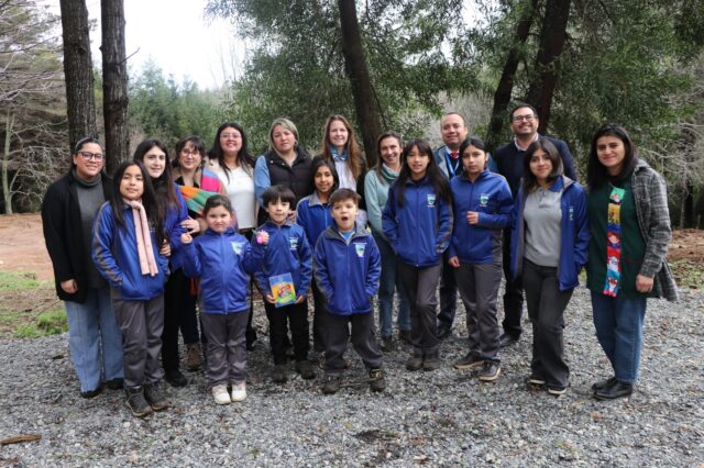 Subsecretaria de ciencia visitó la escuela Manantial de Relún en Villarrica y destacó su trabajo en educación científica desde las primeras edades
