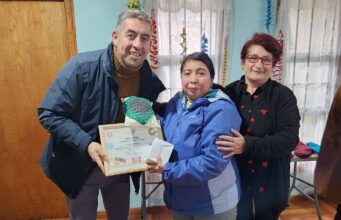 Vecinas de Freire fortalecen su creatividad en taller básico de manualidades a crochet