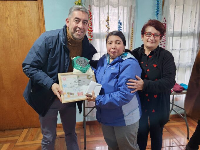 Vecinas de Freire fortalecen su creatividad en taller básico de manualidades a crochet