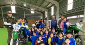 Niños y niñas de Gorbea conocieron de cerca la labor de Carabineros en una entretenida visita escolar