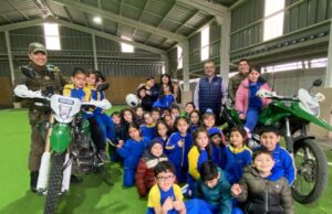 Niños y niñas de Gorbea conocieron de cerca la labor de Carabineros en una entretenida visita escolar