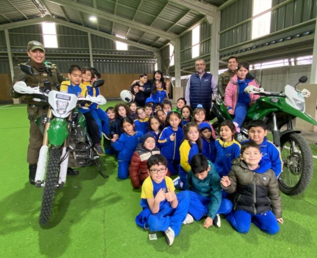 Niños y niñas de Gorbea conocieron de cerca la labor de Carabineros en una entretenida visita escolar