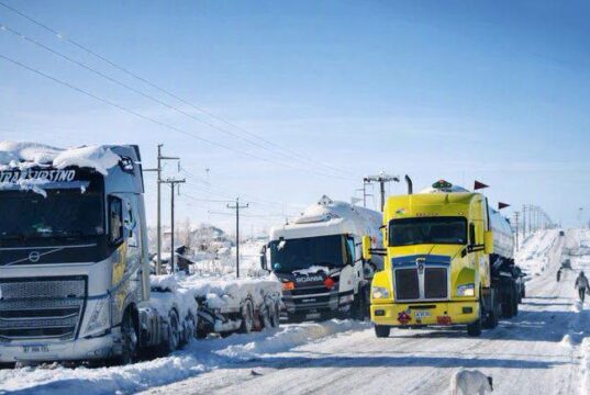 Más de 3.300 personas permanecen aisladas en Lonquimay tras intensas nevadas y 800 camiones siguen varados en Pino Hachado