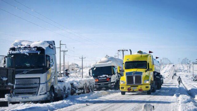 Más de 3.300 personas permanecen aisladas en Lonquimay tras intensas nevadas y 800 camiones siguen varados en Pino Hachado