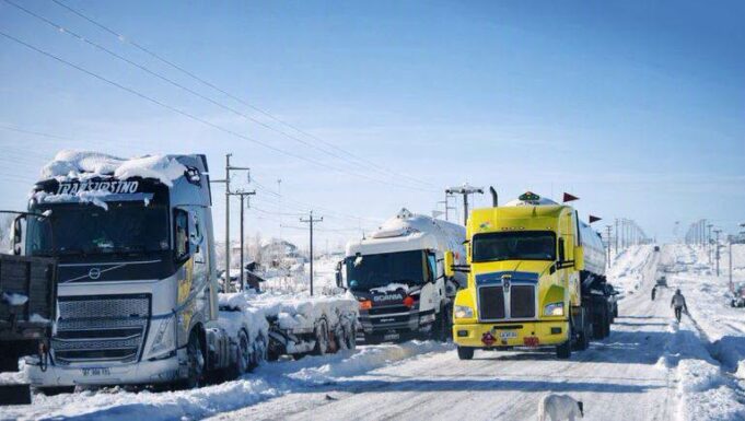 Más de 3.300 personas permanecen aisladas en Lonquimay tras intensas nevadas y 800 camiones siguen varados en Pino Hachado