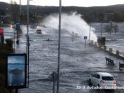 Hasta 50 centímetros de agua: fuerte oleaje inunda tramo de la costanera de Villarrica