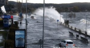Hasta 50 centímetros de agua: fuerte oleaje inunda tramo de la costanera de Villarrica