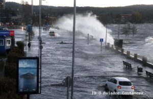Hasta 50 centímetros de agua: fuerte oleaje inunda tramo de la costanera de Villarrica