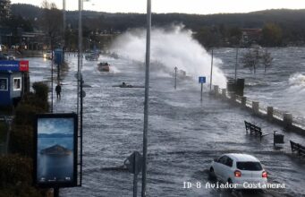 Hasta 50 centímetros de agua: fuerte oleaje inunda tramo de la costanera de Villarrica