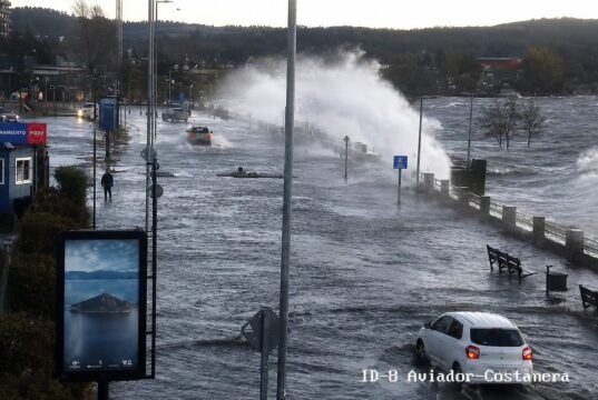 Hasta 50 centímetros de agua: fuerte oleaje inunda tramo de la costanera de Villarrica