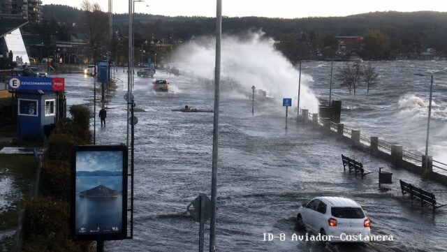 Hasta 50 centímetros de agua: fuerte oleaje inunda tramo de la costanera de Villarrica