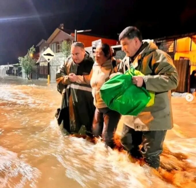 Desborde del río Rehue inunda sectores de Angol y obliga a dramática evacuación nocturna.
