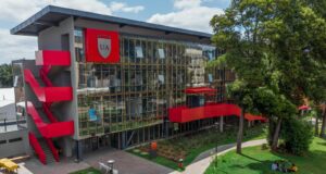 Premio Pritzker 2026 Smiljan Radić Clarke llega a Temuco invitado por estudiantes de la Universidad Autónoma de Chile