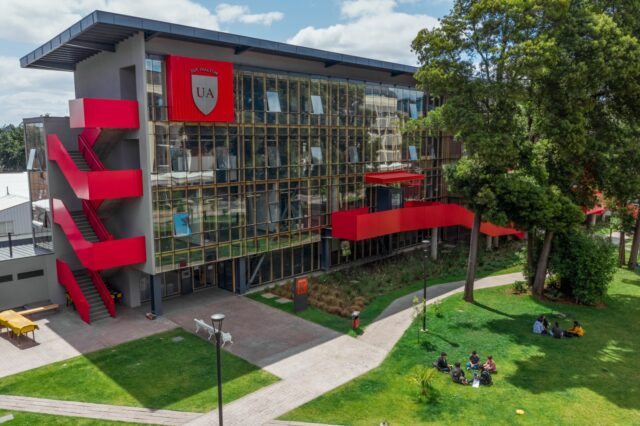 Premio Pritzker 2026 Smiljan Radić Clarke llega a Temuco invitado por estudiantes de la Universidad Autónoma de Chile